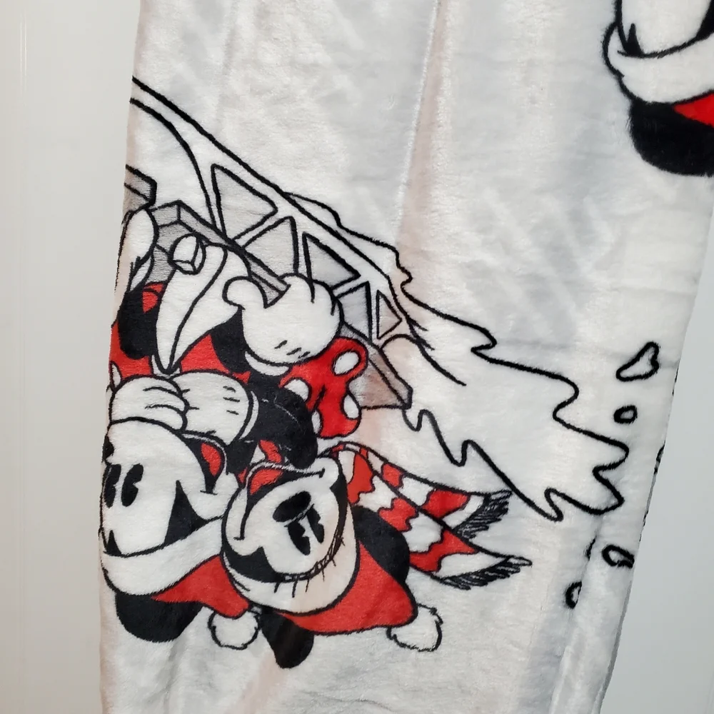 Disney Mickey and Minnie Mouse Plush Blanket Winter Sledding